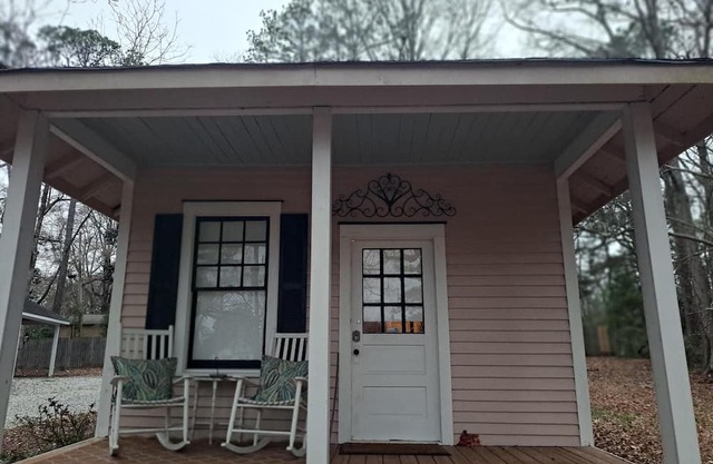 Aunt Stella's Cottage in downtown Hamilton just 10 miles from Callaway Gardens