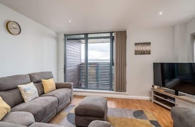 Spacious 2 Bed Flat | Free Parking, 15 min to Warner Bros, Nearby Supermarket,