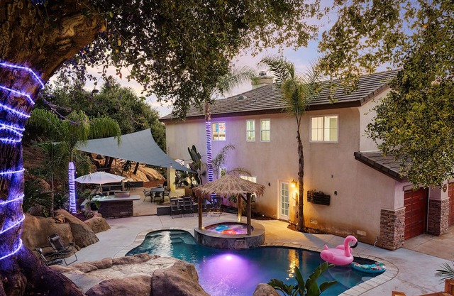 Space Cowboy 5bed, designers paradise with pool/spa/volleyball/arcade