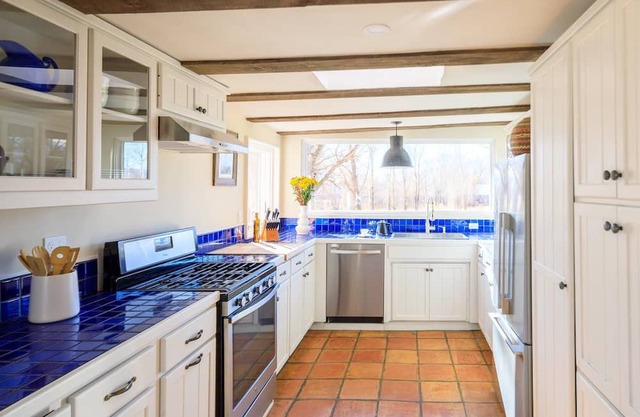 THE BARN — Stylish Riverfront Home, Hot Tub, EV Charger, Fast Wifi, Nature Walk