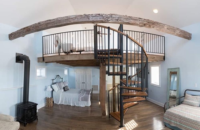 Charming Stable Cottage Located on West Manor Estate