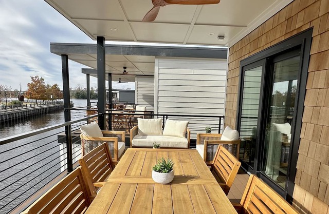 Surfside - 8 Minute Walk to Wilmington's Live Oak Bank Pavilion