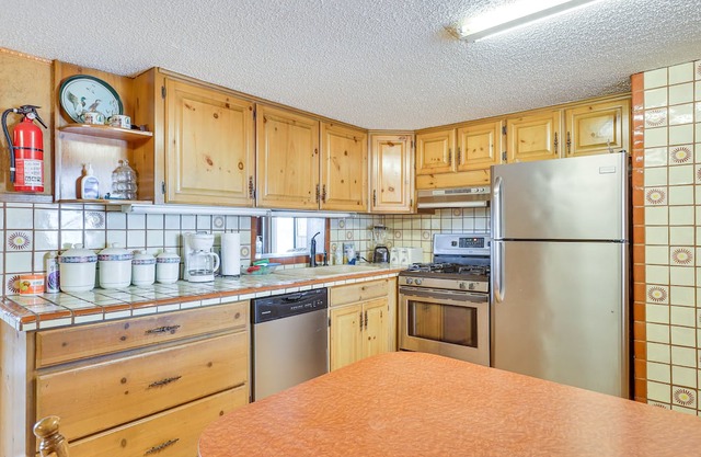 Hutchinson Home w/ Pond Access - 3 Mi to Town!