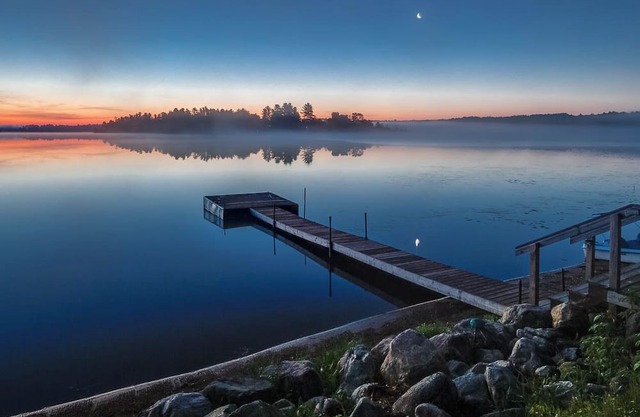 3 Bedroom with Queen beds plus a pull-out couch just feet from the water!