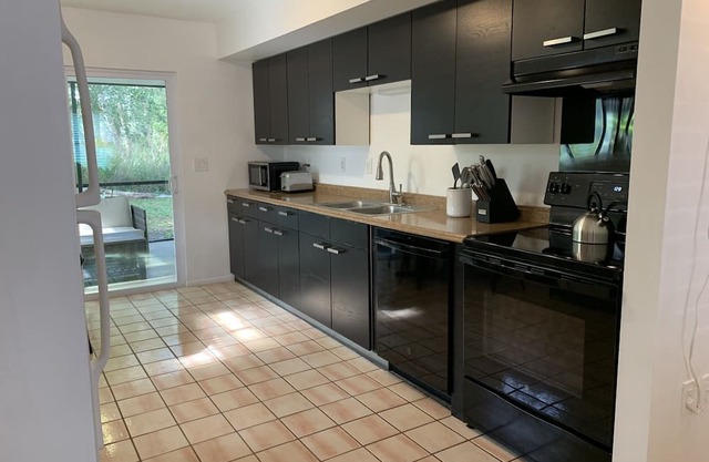 Peaceful Sarasota 2/2 Villa w/Screened Porch Close to Everything