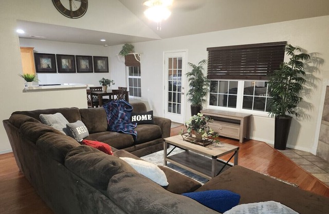 Cozy home with Pool in central NWA