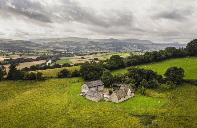 Large 6 bedroom holiday home close to Hay on Wye - with incredible views