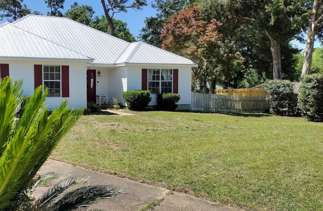 Peaceful,relaxing home. Gentle Dogs ok. Sleeps 5 comfortably.Extended stay rates