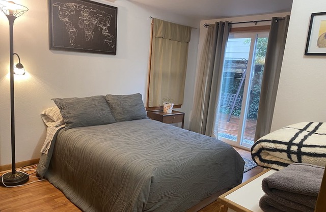 Unique & cozy South Eugene home, pet friendly, fenced yard, great neighborhood