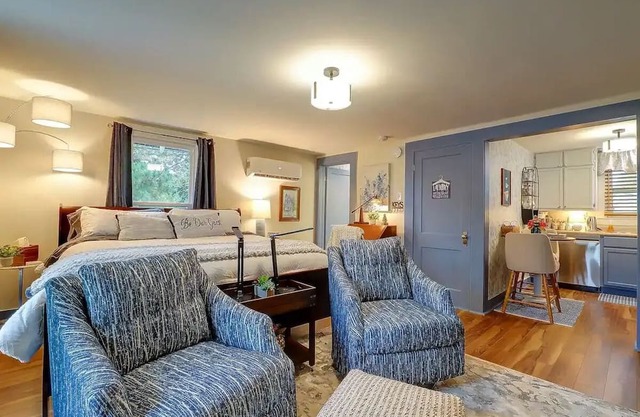 Pecan Carriage House: Stylish, cozy, & safe