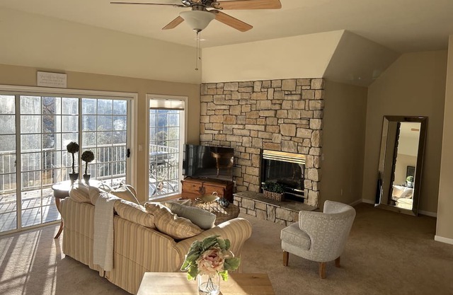 Beautiful Lakeview 2 bed/1 bath in the lovely Lake Wildwood gated community!