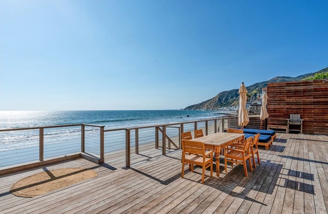 Cozy Surf Shack right on Topanga Beach 🏄🏽‍♀️