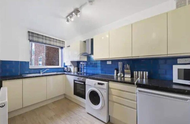 NEW Modern Gem Apt with Parking