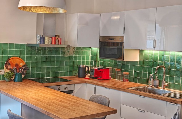 2 bedrooms, balcony in Montmartre