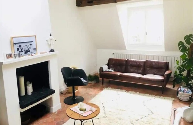 Bright duplex apartment near train station