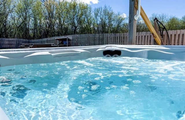 Spacious Home + Fire Pit, Waterfall, Hot Tub, Home Theater! 20 min to DT Madison