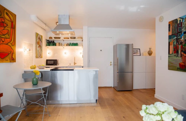 Beautiful, newly renovated one bedroom apartment at the beach
