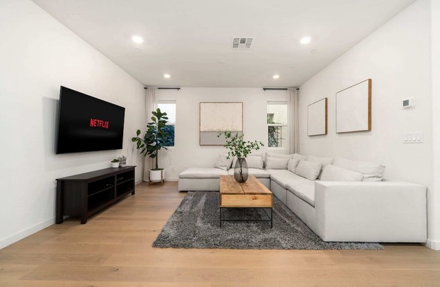 Modern 4BR Home Nr Airport / DT w/ Fire Pit