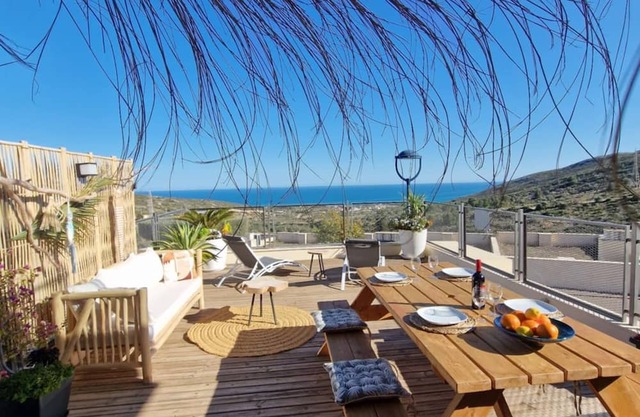 Modern, quiet apartment with private closed garage, exceptional sea view