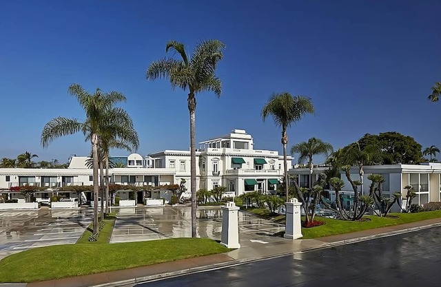 Vacation At its Finest! 3 Units, Beach Access! Close to Seaport Village