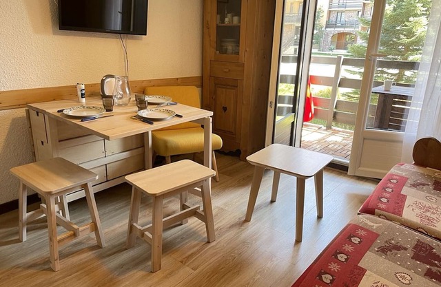 Cozy 2-Room Apartment for 5 with Balcony, Close to Shops & Ski Lift in Risoul 1850