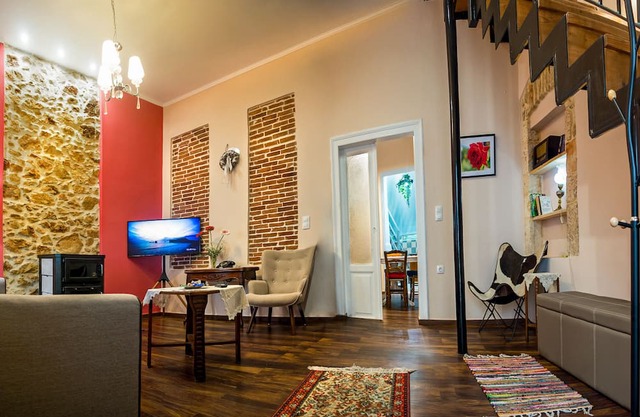 Traditional maisonette, luxurious renovated. Near beach & city center.