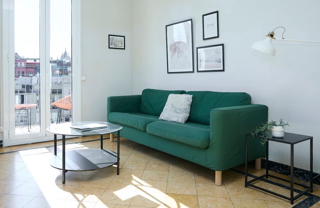 63PAR1016 Large and bright apartment in Paralel