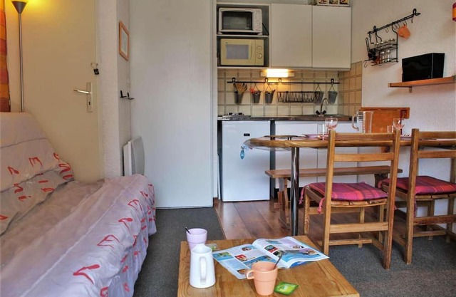 100m from resort center, 2nd floor, balcony, tv, ski locker, 20m², Risoul