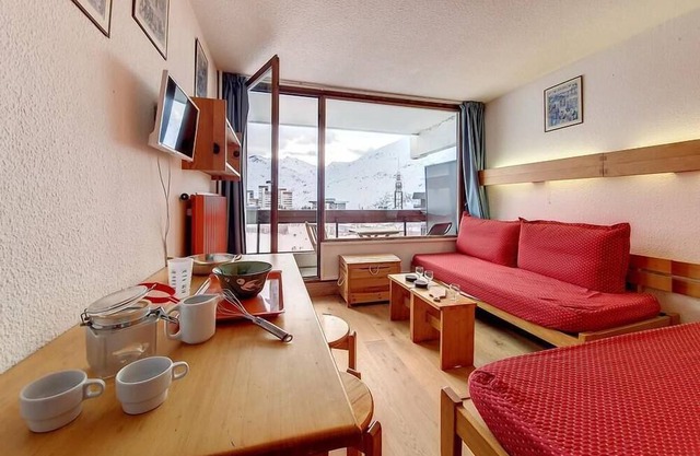At the foot of shops, 5th floor, view ski slopes, balcony, tv, ski locker, 24m², Les Menuires