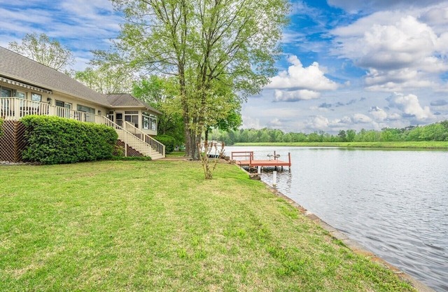 LAKEFRONT OASIS! TRANQUIL RETREAT AWAITS YOU IN HOT SPRINGS VILLAGE!