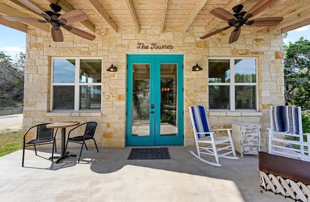 Cozy Spacious Studio Cottage for a Peaceful Romantic Escape to Texas Hill Country near Dripping Springs, Texas