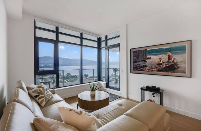 Luxury Penthouse | Lake Views + Pool + Boat Launch