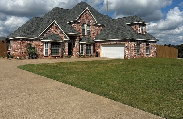 Spacious 5-bedroom estate in marvelous Athens