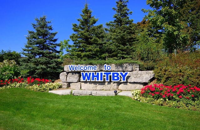 Clean and Spacious 4-bdrm Family home in Whitby!