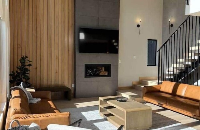 LUXE Hyak Retreat w/SAUNA, Hot Tub, Game Room, 6BR