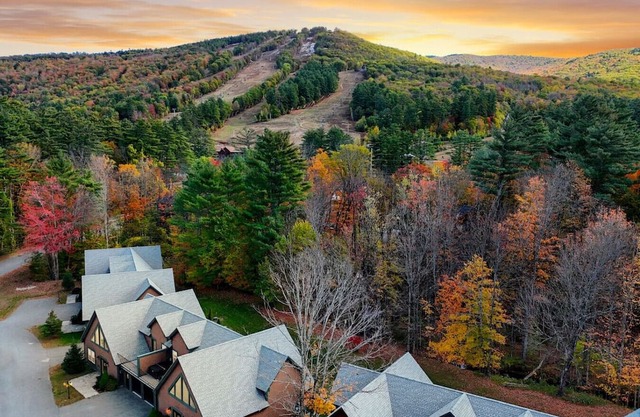 Alpine Sky | Walk to Cranmore & Downtown, Hot Tub