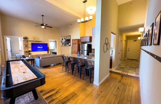 Historic Luxury 2-Bedroom, King bed,FREE Parking 4th floor