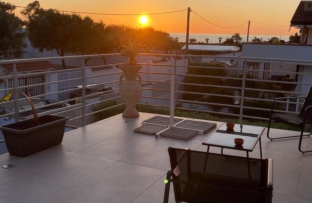 PALMI SUL MARE. A POCHI PASSI DA UNA SPLENDIDA SPIAGGIA LIBERA. RELAX E SILENZIO