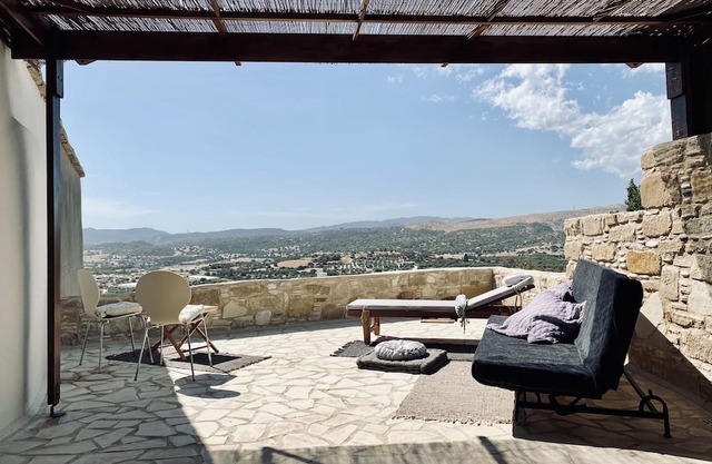 Peaceful Stone House Mtn Views 10 Min to Beach