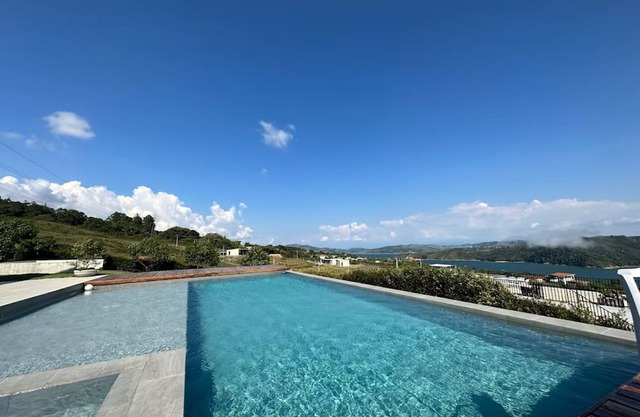 CASA DE LUJO CON INCREIBLE VISTA AL LAGO CALIMA
