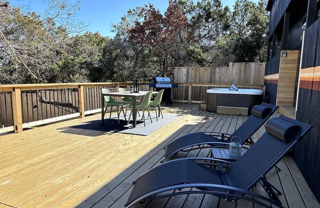 Unique Tiny House with Hot-tub, Fire Pit and Hiking Trail in Leander, Texas