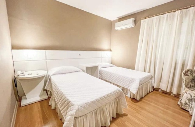 Relaxing Double Twin Room Close to Waterfall Hikes and Majestic Canyon Formation