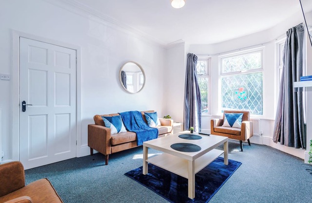 *Large 4BR House* | Pool Table | Free Parking | PS4 + Games | Desk Space