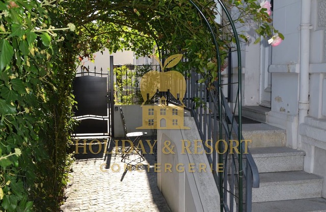 Elegant Normandy house with flower-filled courtyard, in the heart of Deauville
