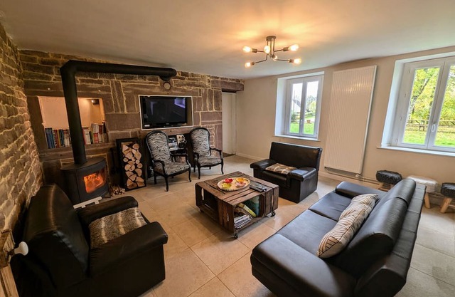 Spacious characterful gîte for 15 in Aillevillers with garden