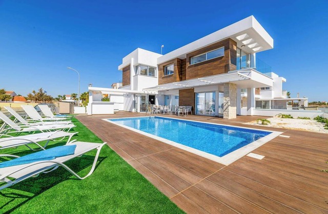 Infinity View - Three Bedroom Villa, Sleeps 6