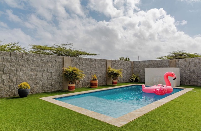 7 minutes to Beautiful beaches, Newly Renovated Luxury Home