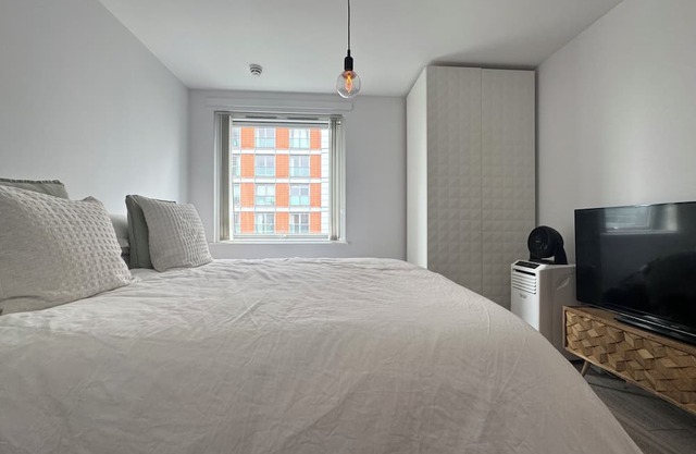 Spacious 2BD Flat By Docklands, Canary Wharf