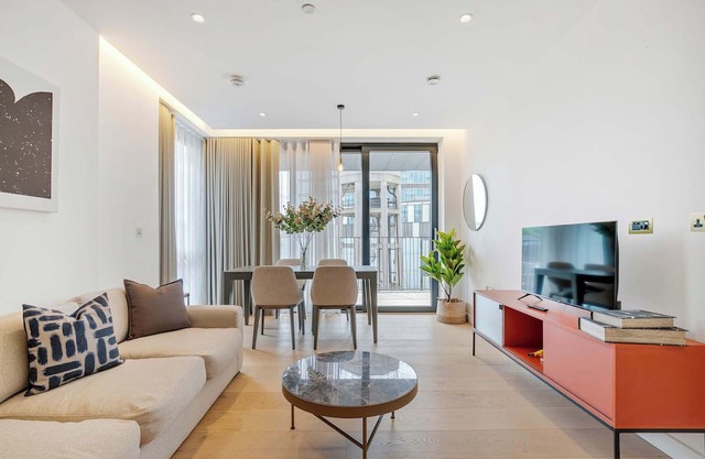 London Luxury: 2-Bedroom Condo Experience
