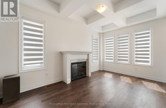Luxury HOME OASIS in OAKVILLE! 3 storey townhome. upgraded appliances Sleeps 10.